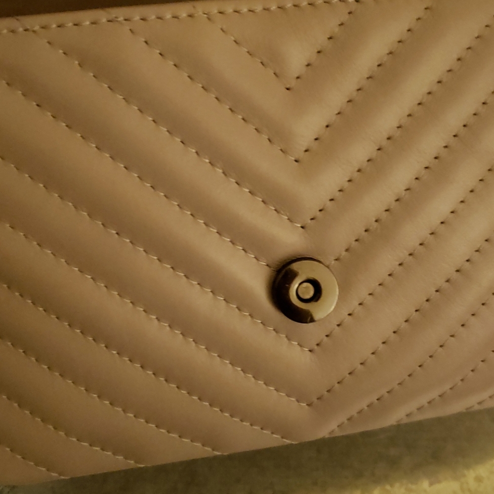 Gray chevron crossbody - Picture 7 of 10